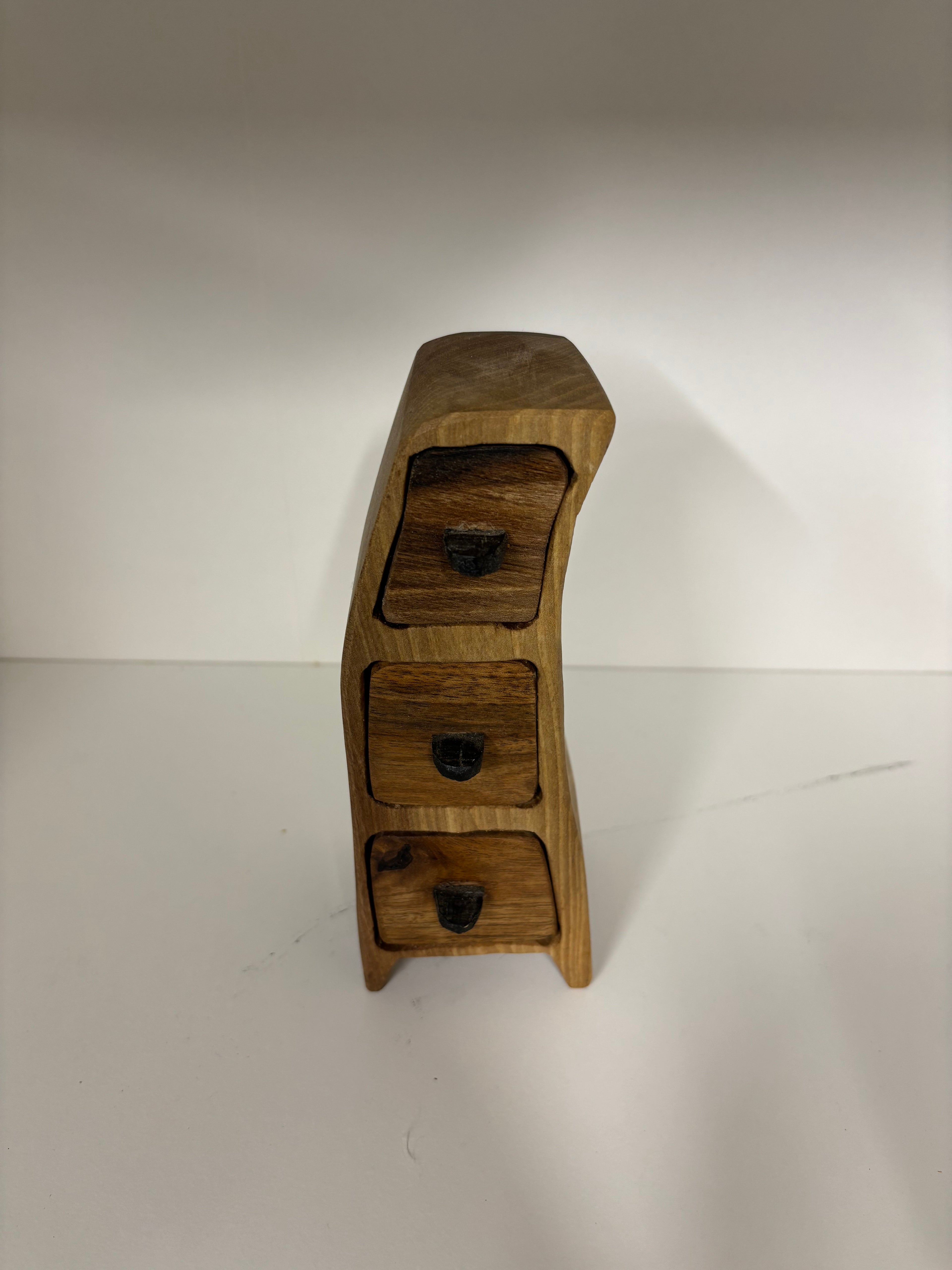 Handgefertigte Schmucktruhe aus Nussbaumholz