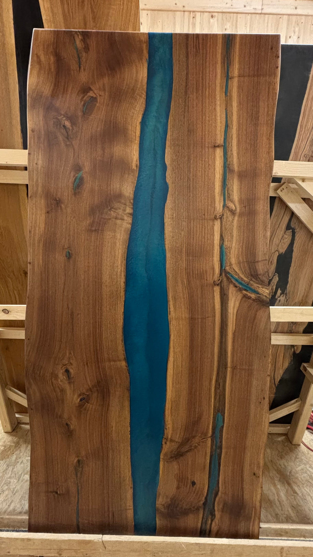 Rivertisch aus massivem Nussbaumholz