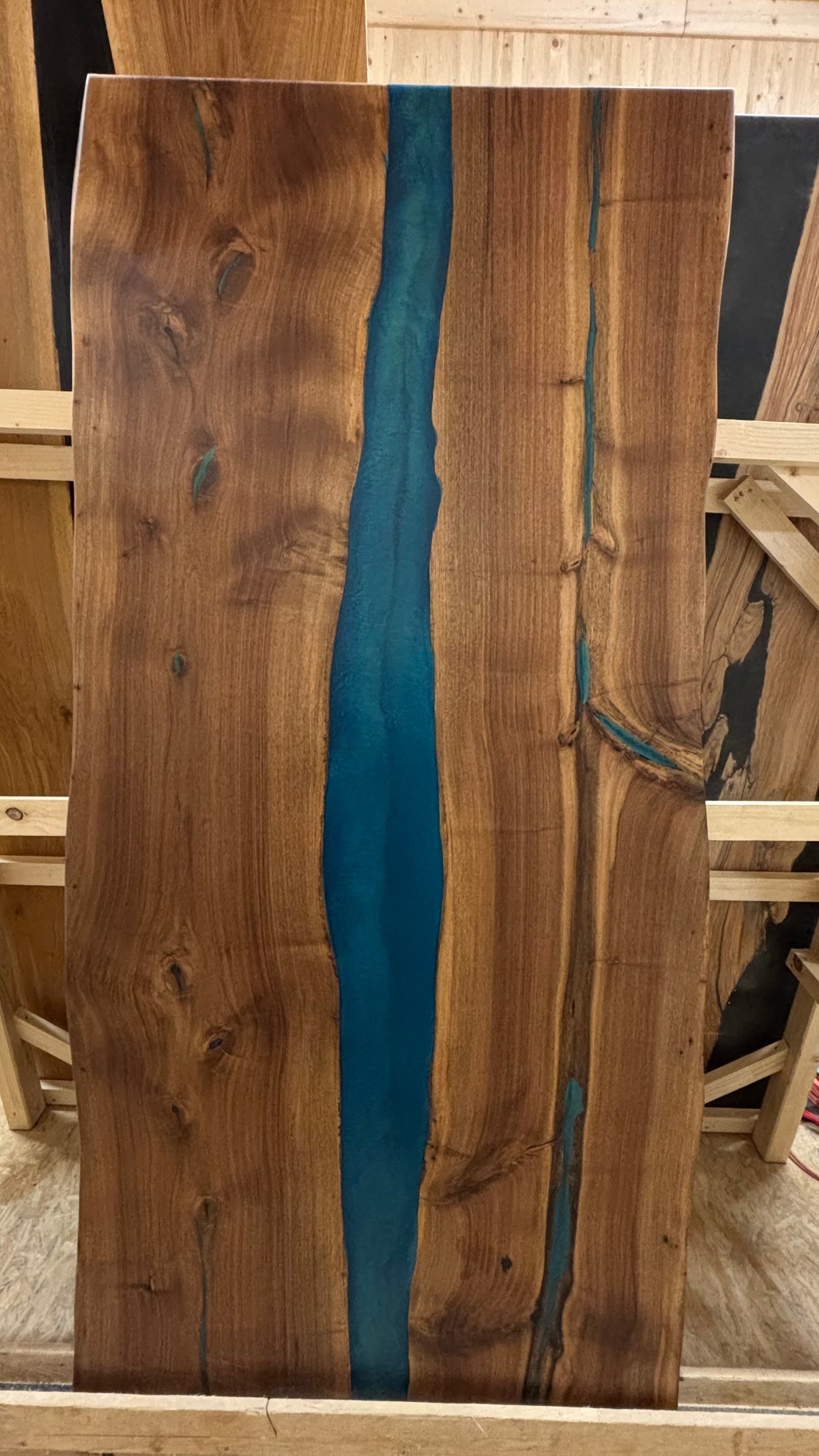 Rivertisch aus massivem Nussbaumholz