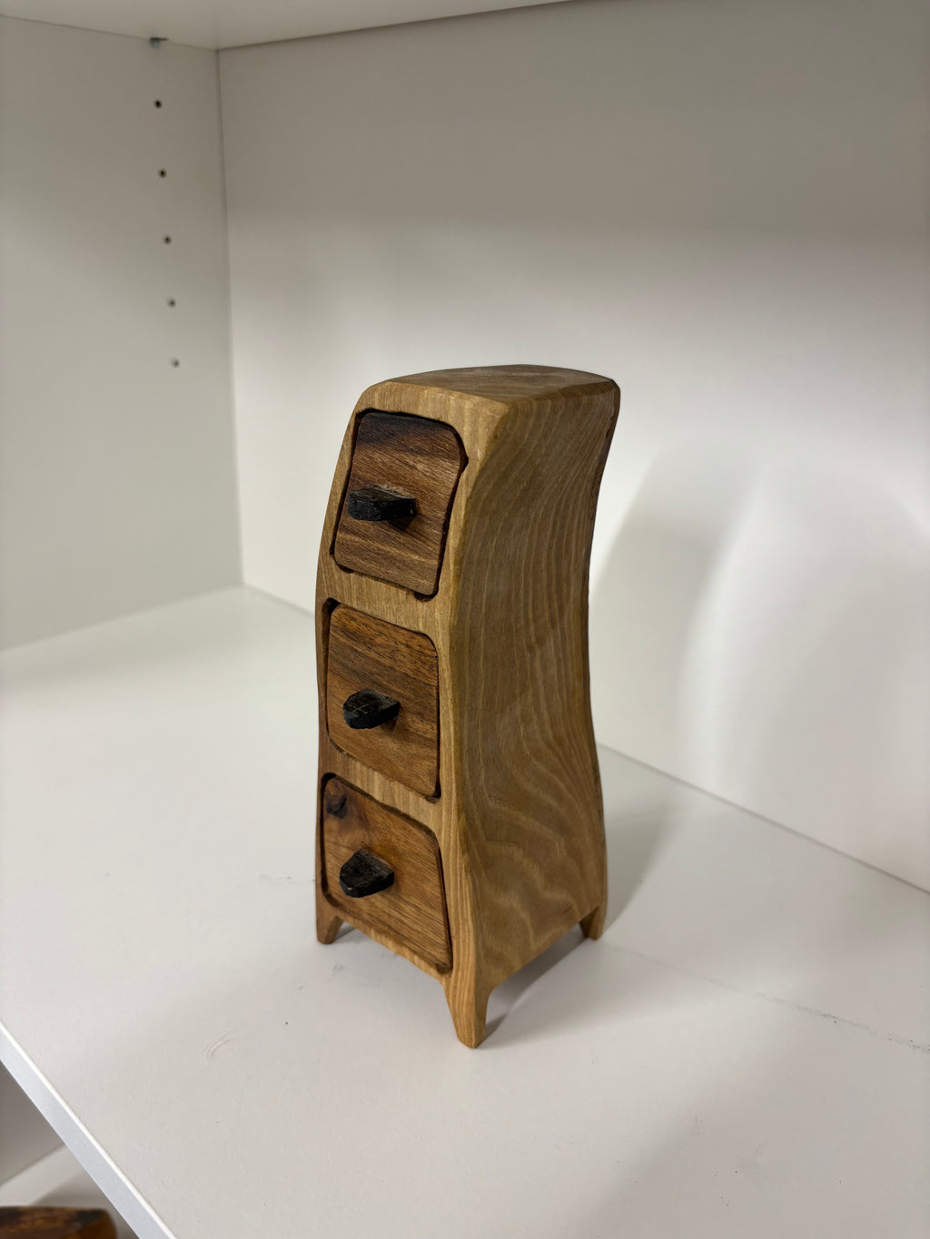 Handgefertigte Schmucktruhe aus Nussbaumholz