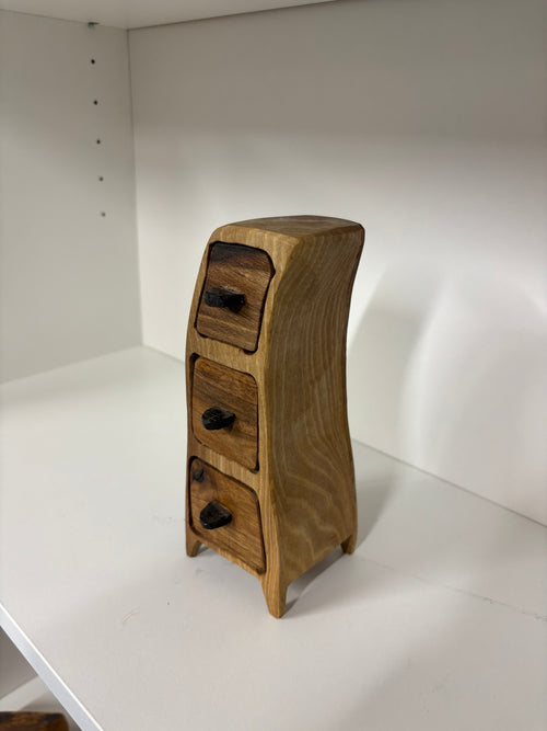 Handgefertigte Schmucktruhe aus Nussbaumholz
